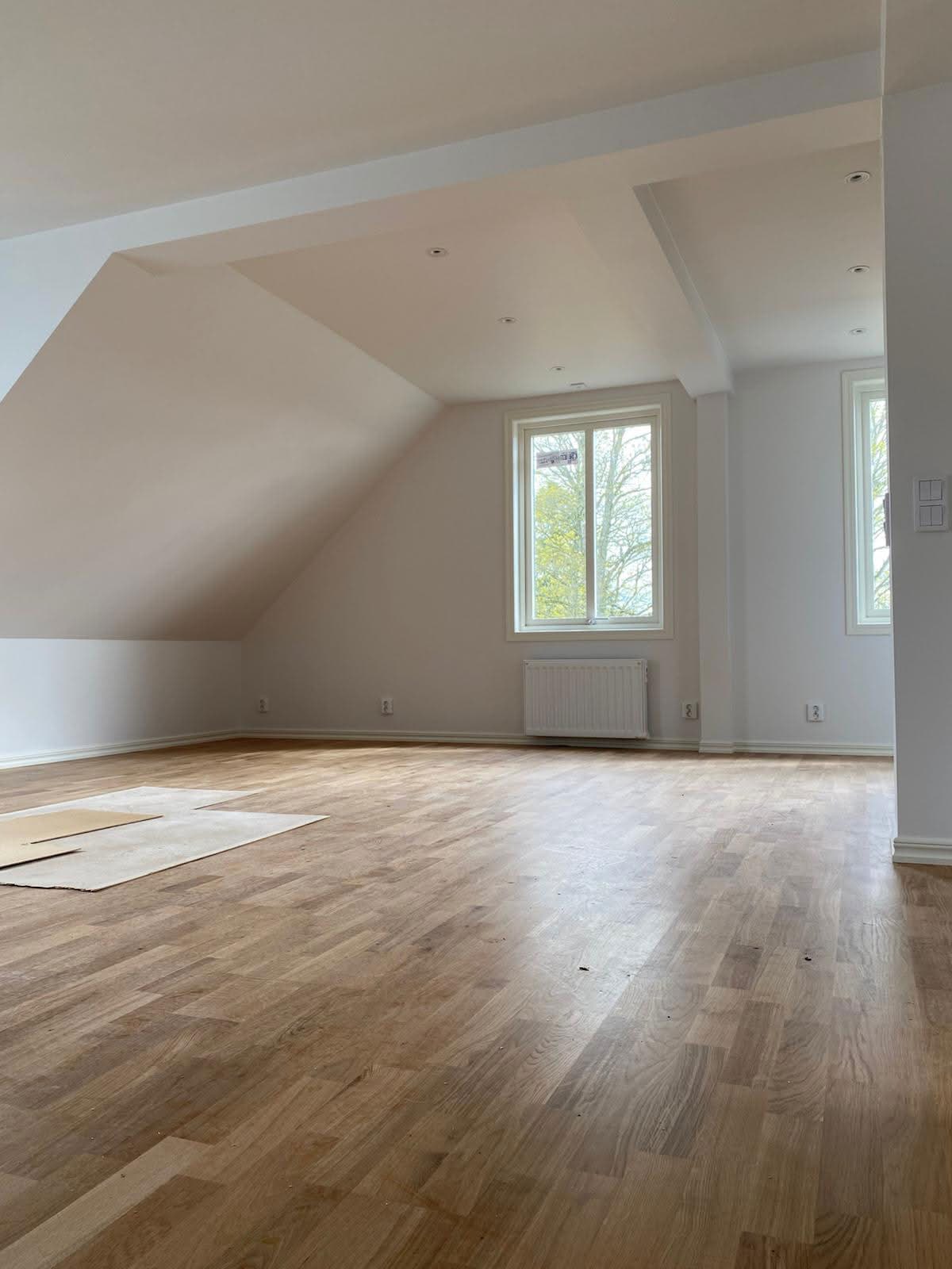 Rum efter målning — färdigmålade väggar och tak