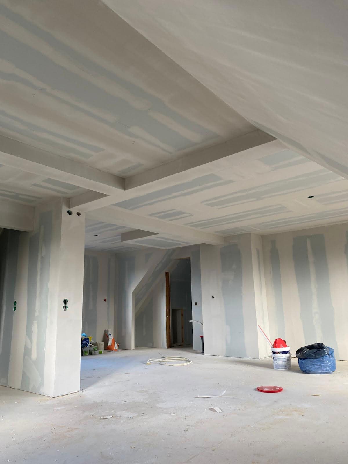Rum före målning — spacklade väggar och tak